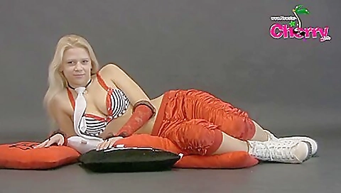 Hot blondeis make fores heather chubby with a dildo