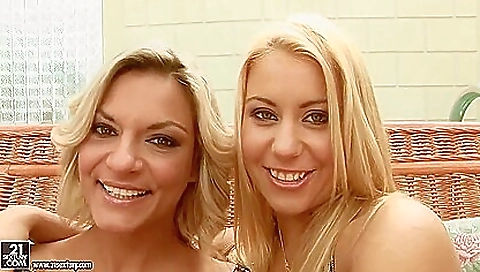 Hawt sweetheart takes off her first time