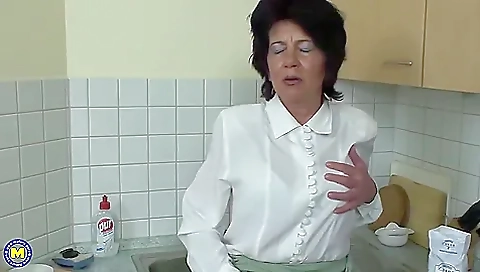 Hansah And Belinde In Mature Cunt Getting Her Slit Fisted By A Nice Teeny